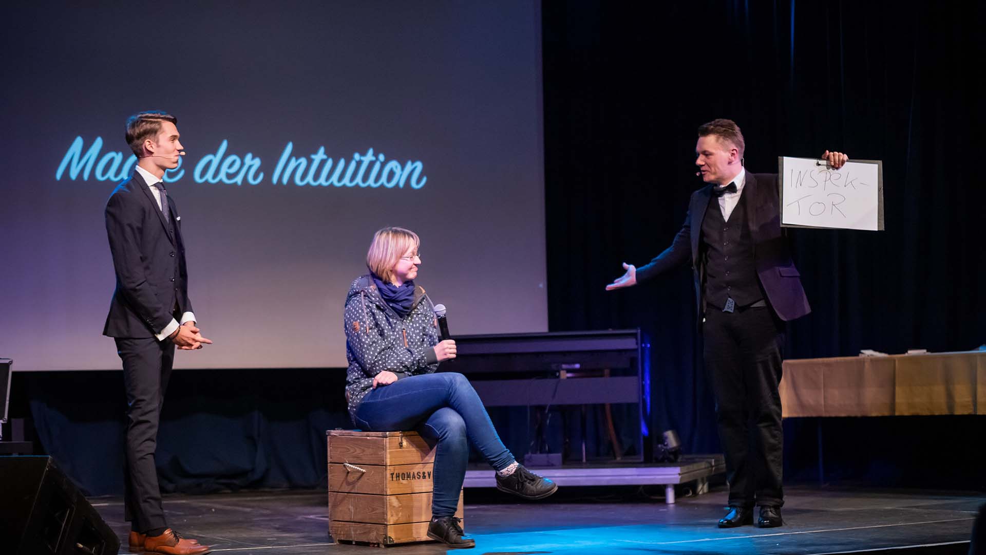 Eine Zuschauerin sitzt, Thomas und Vincent fordern Applaus ein