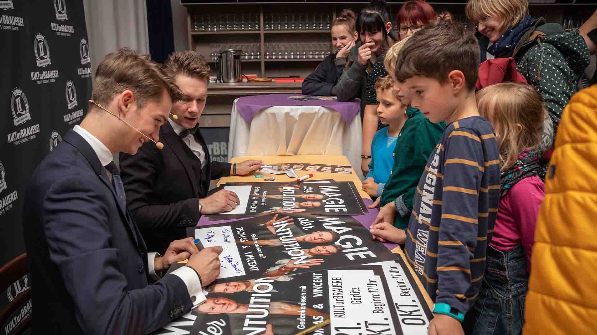 Thomas und Vincent bei der Autogrammstunde nach der Show