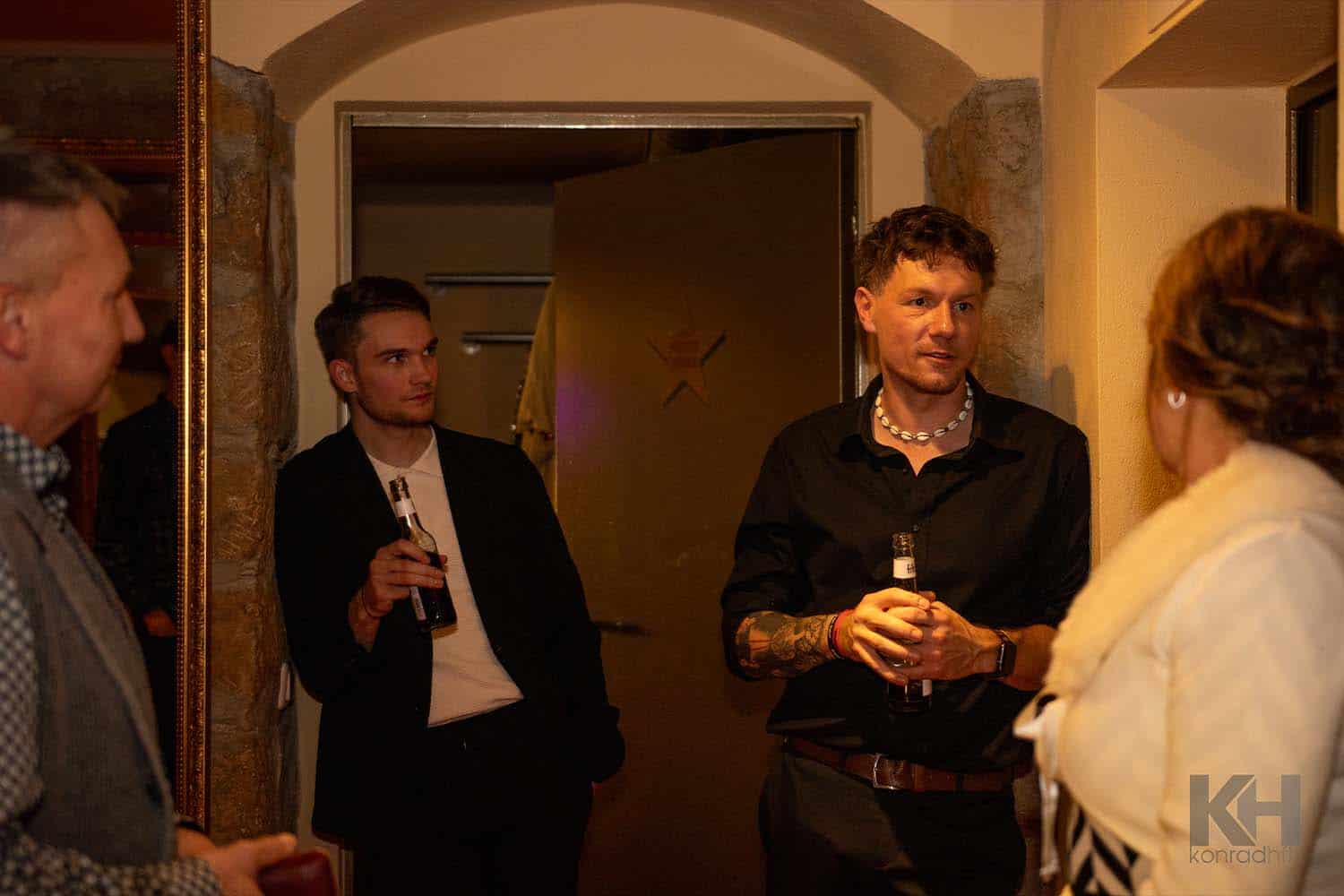 Thomas Majka und Vincent Frommer unterhalten sich backstage mit mehreren Zuschauern