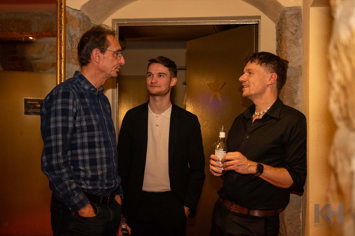 Thomas Majka und ein einzelner Zuschauer sprechen backstage miteinander