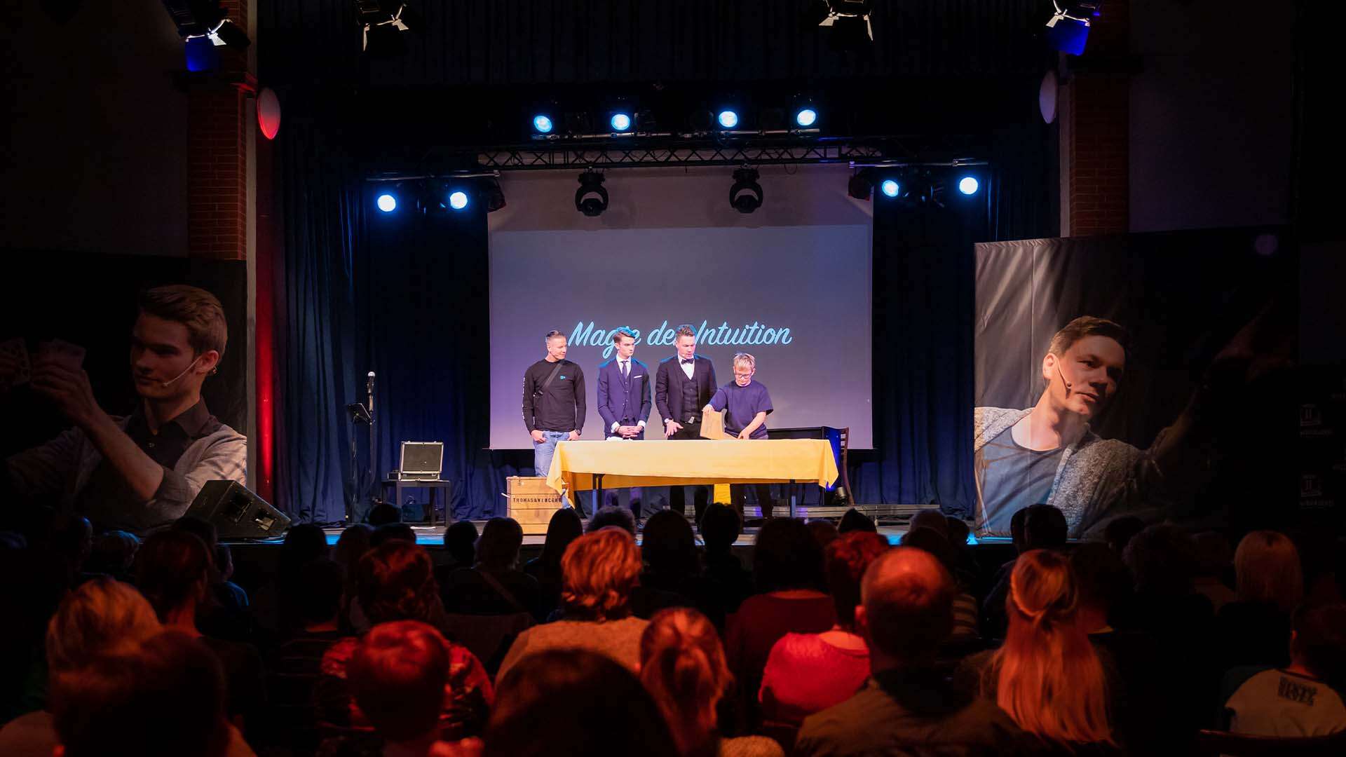 Übersicht über die Bühne mit Publikum