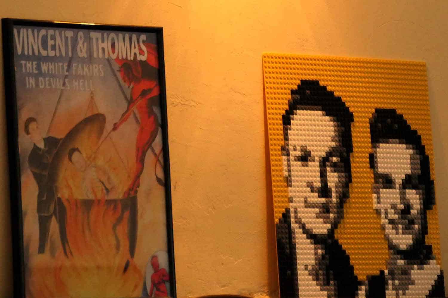 Zwei Bilder als Geschenke: eines vom Mehrdienst-Slam, eines als Lego-Version von Thomas und Vincent.