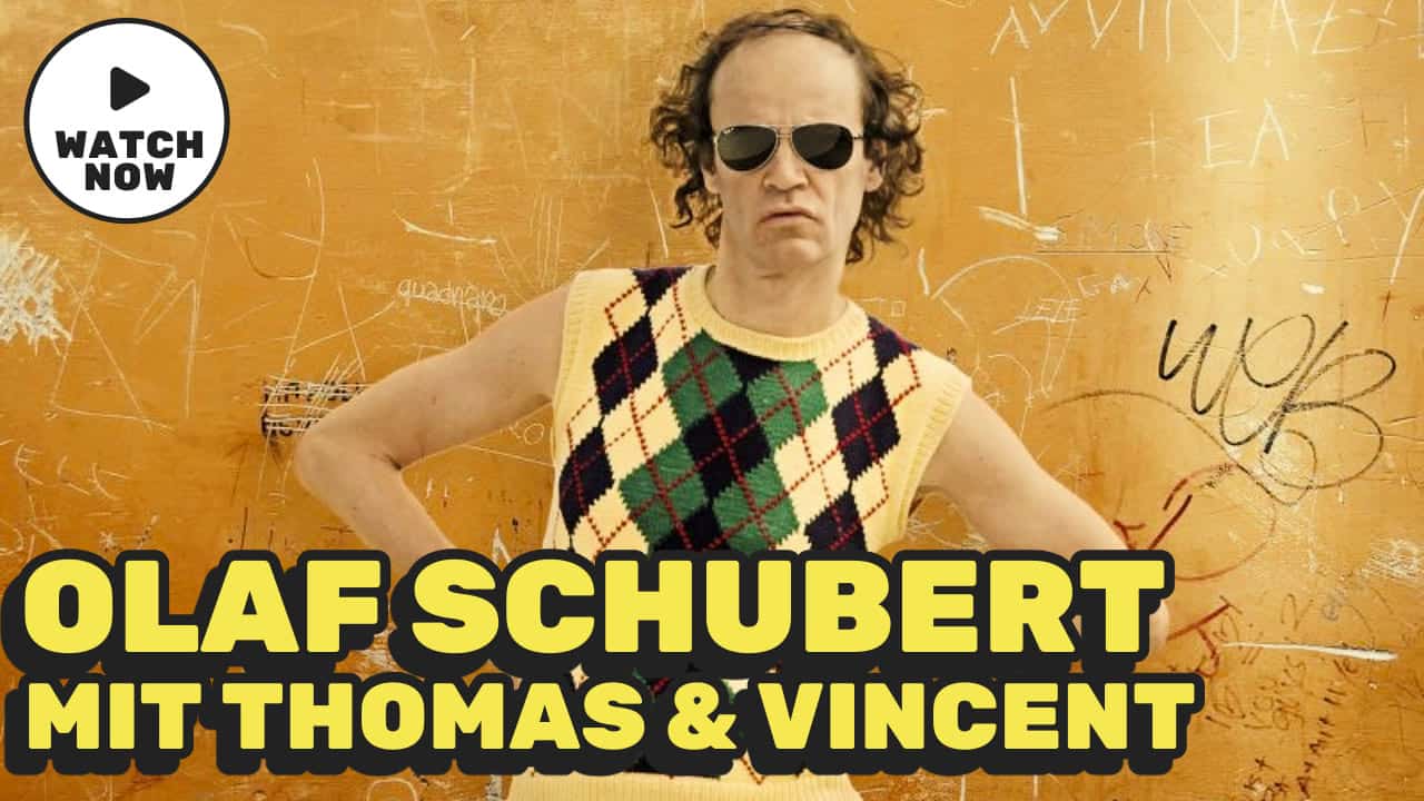 Olaf Schubert gemeinsam mit den Zauberkünstlern Thomas Majka und Vincent Frommer bei einem Bühnenauftritt mit einem gemeinsamen Zaubertrick.