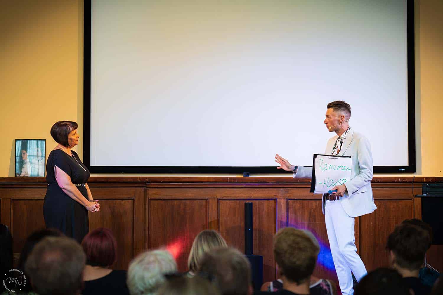 Thomas führt einen Buchtest durch – ein Zuschauer denkt an ein Wort.