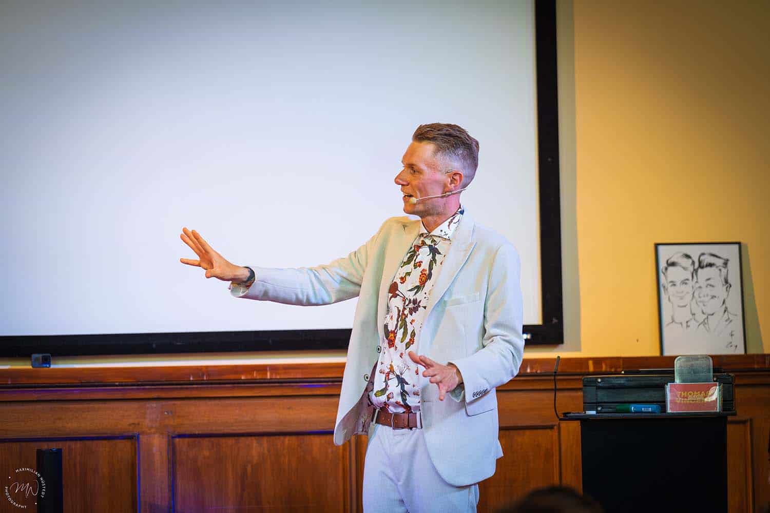 Thomas Majka erklärt dem Publikum einen Effekt.