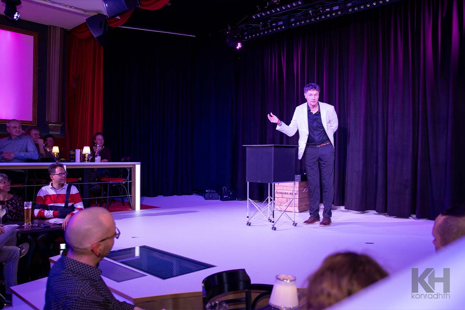 Thomas Majka erklärt etwas auf der Bühne