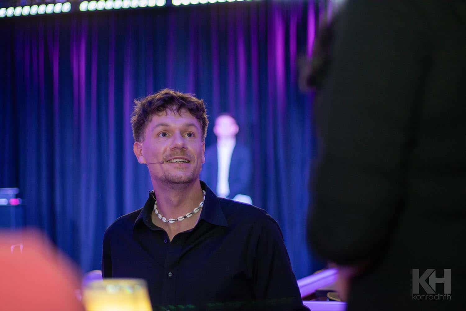 Thomas Majka im Porträtmodus, er schaut nachdenklich nach oben zum Publikum