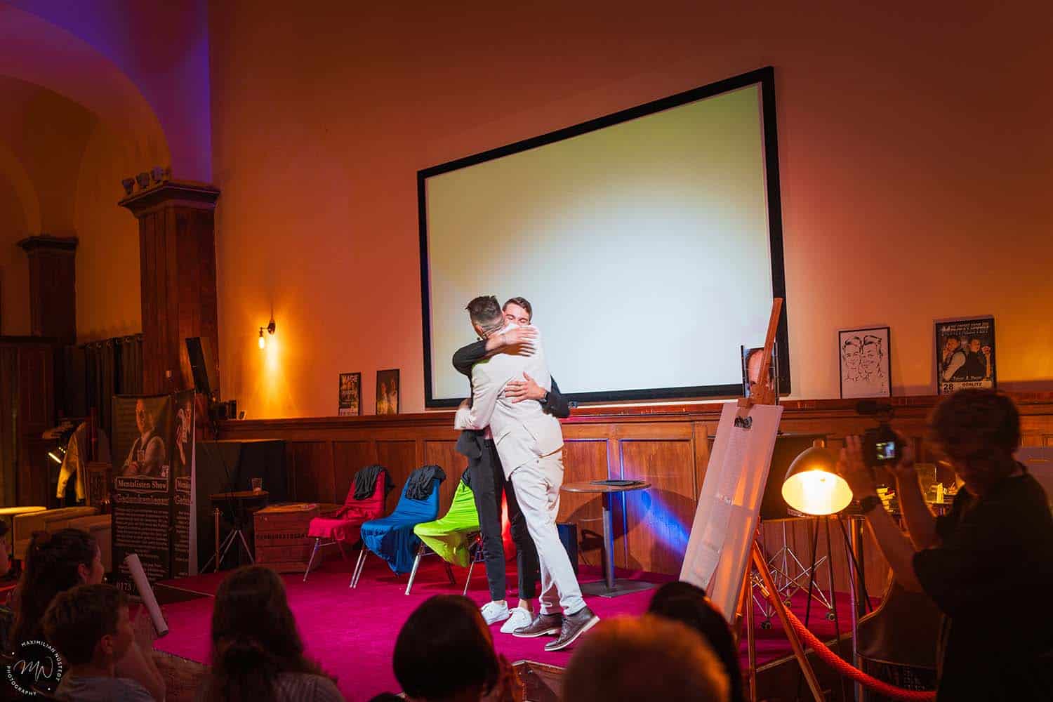 Thomas Majka und Vincent Frommer umarmen sich auf der Bühne.