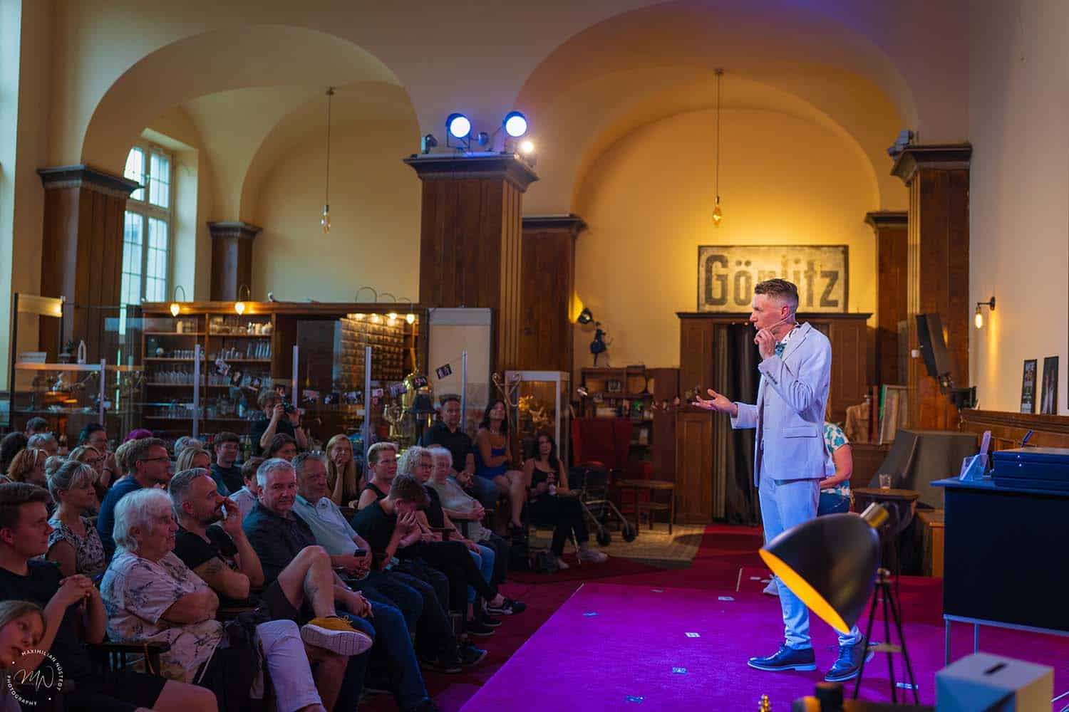 Thomas steht vor dem Publikum und erklärt etwas.