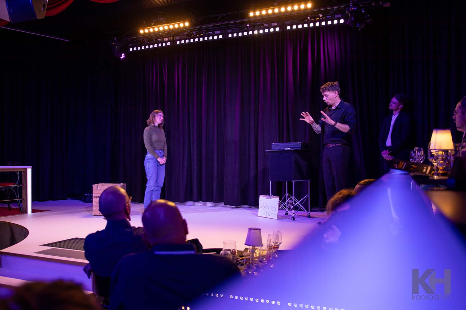 Thomas Majka mit einer Dame auf der Bühne, er erklärt etwas