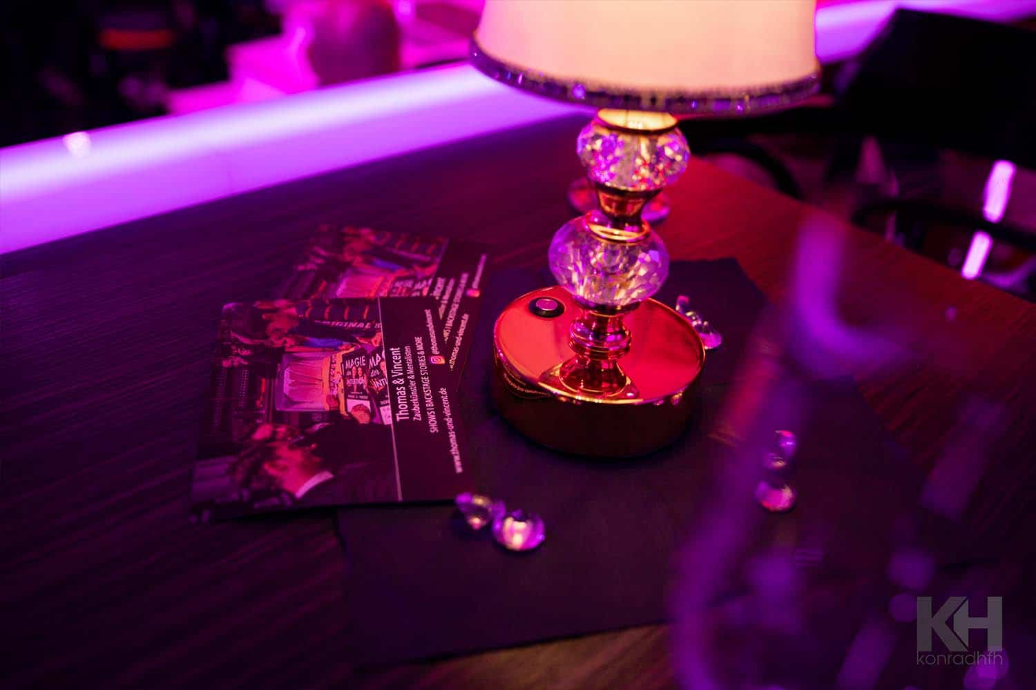 Tisch im Carte Blanche mit den Kontakt- Karten von Thomas & Vincent