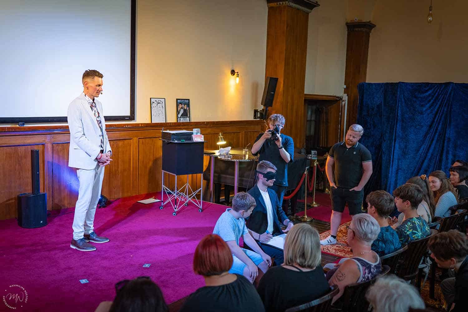 Vincent sitzt am Boden mit verklebten Augen und malt etwas.