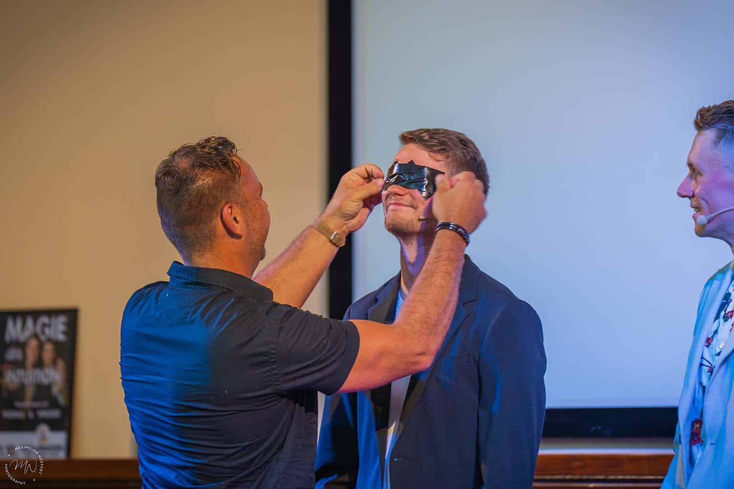 Vincent bekommt die Augen mit Klebeband zugeklebt.