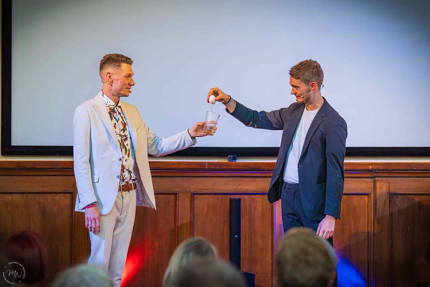 Vincent Frommer schlägt ein Ei in ein Glas – Teil des sogenannten Eitricks.