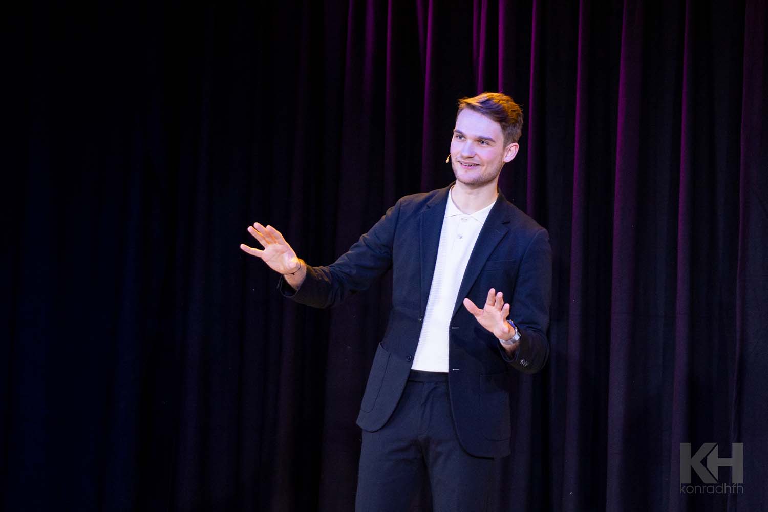 Vincent Frommer erklärt etwas und lächelt ins Publikum