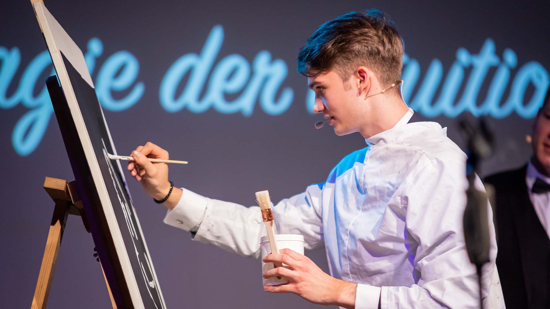 Vincent trägt einen weißen Kittel und malt