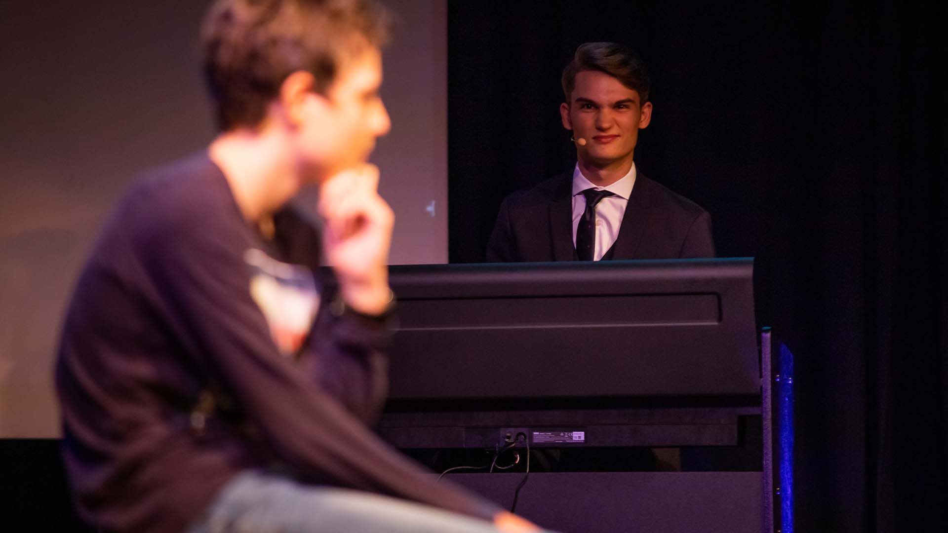 Vincent Frommer sitzt am Klavier und liest Gedanken