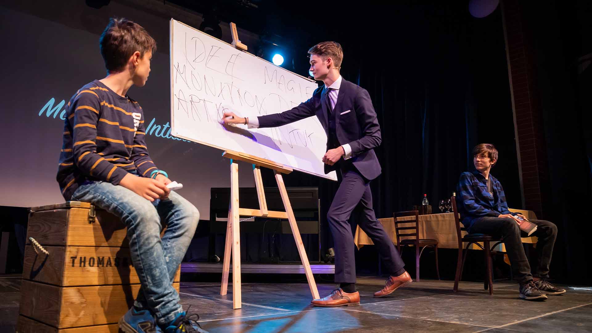 Vincent schreibt auf eine große weiße Tafel