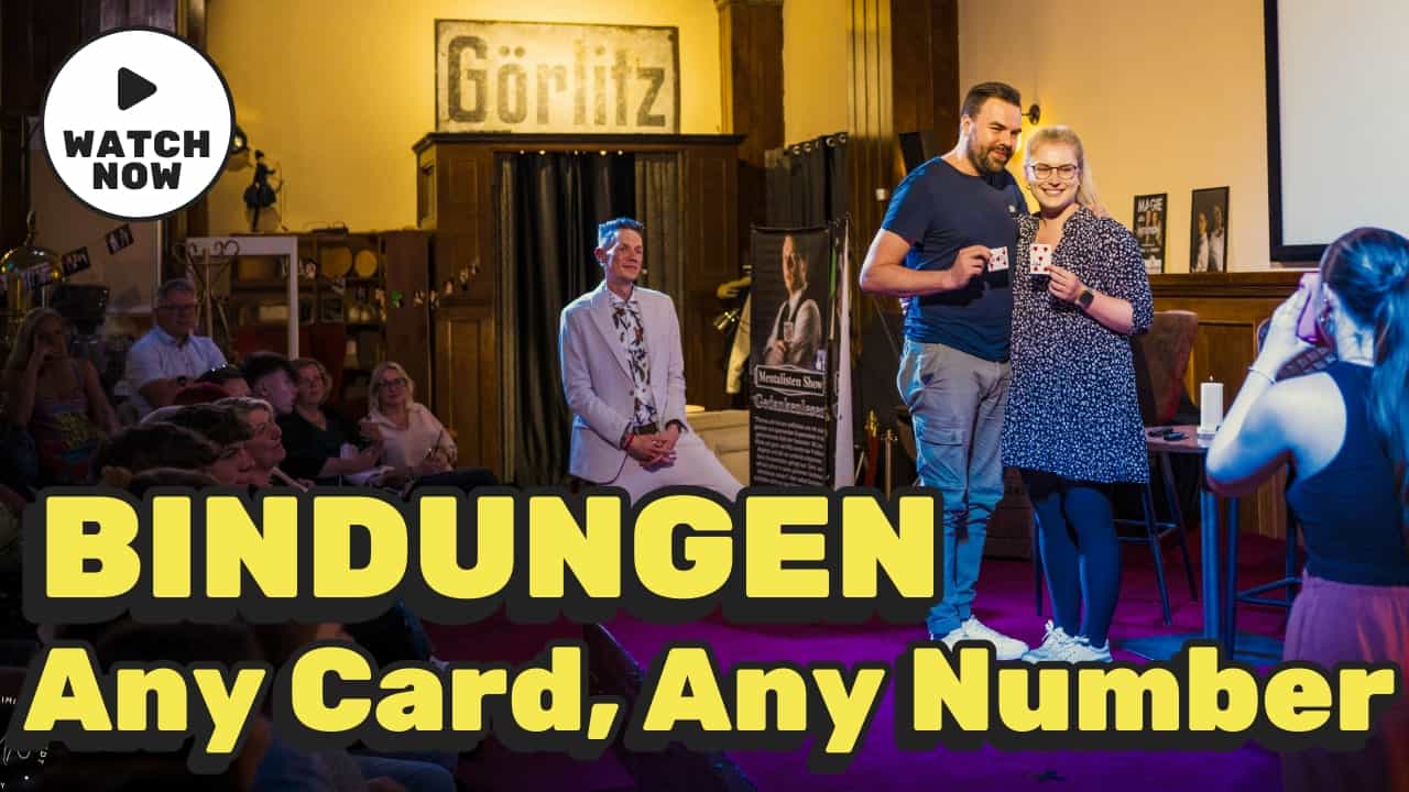 Zwei Zuschauer halten bei der Zehn-Jahre-Show dieselbe gezogene Spielkarte – ein Moment der Verbindung bei „Any Card, Any Number“.