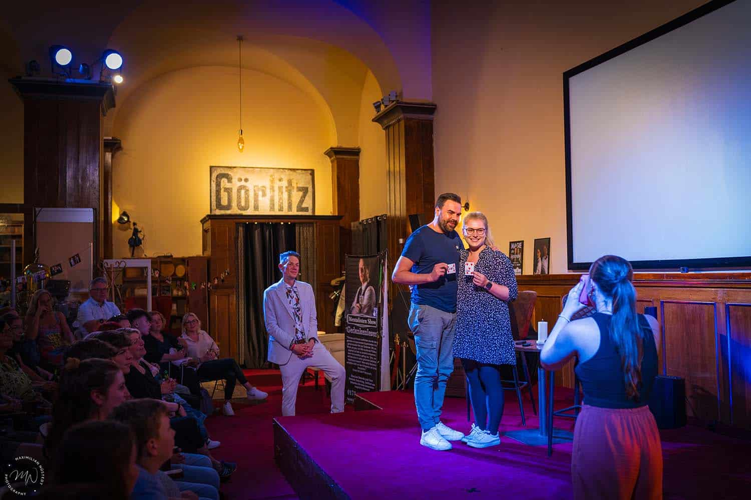 Zwei Zuschauer, ein Mann und eine Frau, lachen nach einem gelungenen Trick.