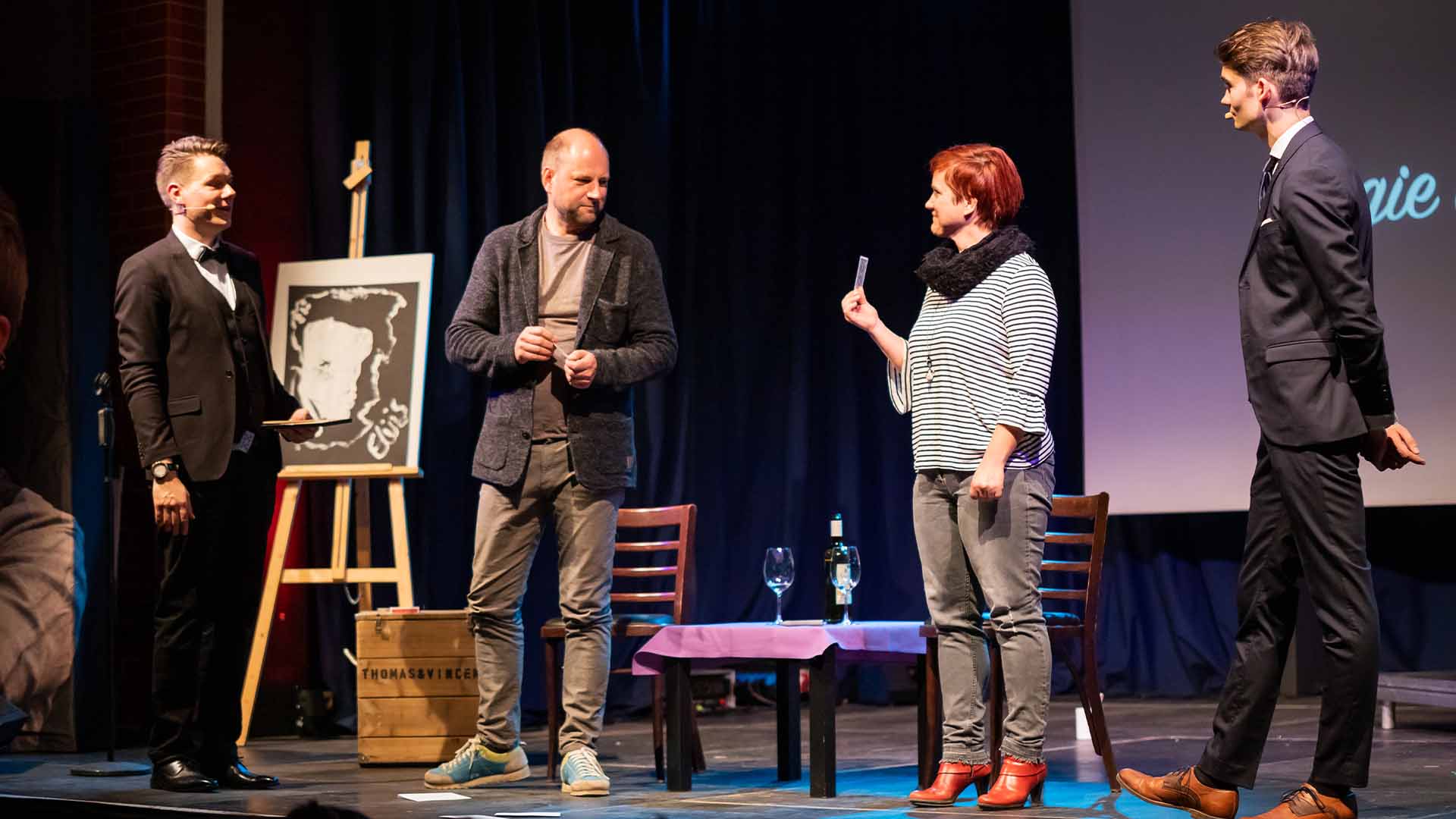 Zwei Zuschauer auf der Bühne, die jeweils eine Karte genannt haben