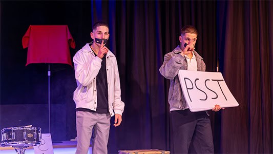 Merlin und Benito fordern das Publikum zur Ruhe auf während der Zaubershow im Carte Blanche Petit Theater Dresden