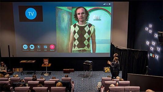 Auf der Leinwand erscheint Olaf Schubert während eines interaktiven Experiments der Mindtrix-Show in Bautzen