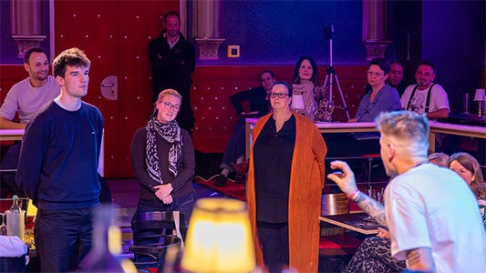 Thomas Majka liest die Gedanken von drei Gästen während der Show im Carte Blanche Petit Theater Dresden