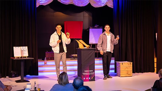 Merlin und Benito halten jeweils einen Rubiks Cube während der Show im Carte Blanche Petit Theater Dresden