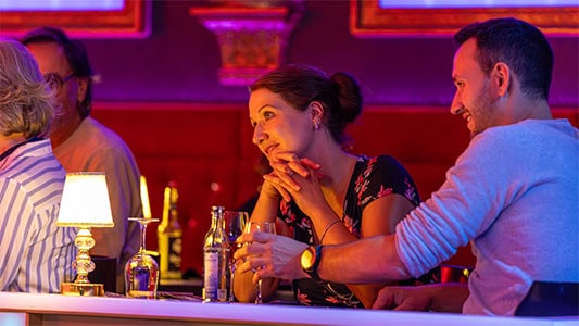 Spannender Moment im Zuschauerraum, bei dem Gäste aufmerksam der Show im Carte Blanche Petit Theater Dresden folgen