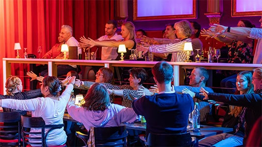 Gäste nehmen aktiv an der Show teil und machen begeistert mit im Carte Blanche Petit Theater Dresden