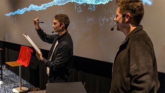 Vincent Frommer liest die Gedanken eines Gastes und schreibt seine Eindrücke während der Mindtrix-Show in Bautzen auf