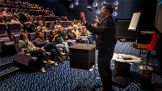 Thomas Majka erklärt dem Publikum einen Effekt während der Mindtrix-Show in Bautzen