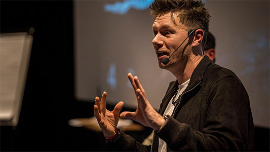 Nahaufnahme von Thomas Majka, wie er während der Mindtrix-Show in Bautzen etwas erklärt