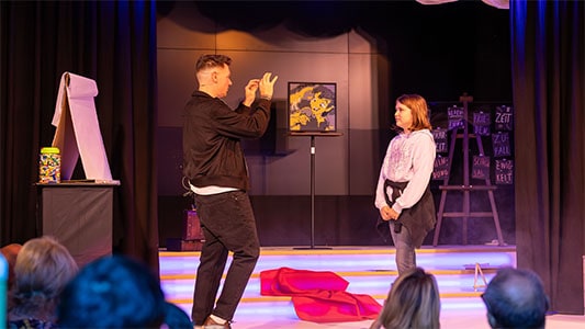 Thomas Majka liest die Gedanken eines Kindes während der Show im Carte Blanche Petit Theater Dresden