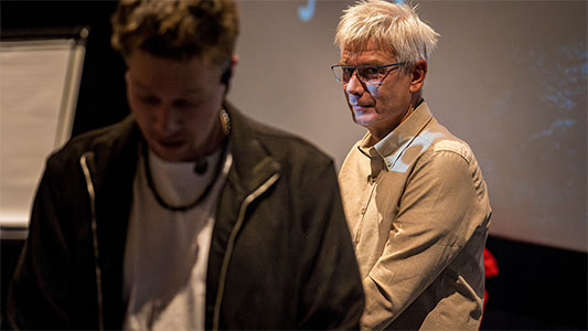 Thomas Majka dreht sich vom Zuschauer weg, während dieser einen Würfel verdeckt hält während der Mindtrix-Show in Bautzen