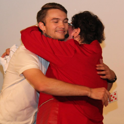 Vincent Frommer umarmt einen Zuschauer nach einer emotionalen Mentalmagie Show in Berlin
