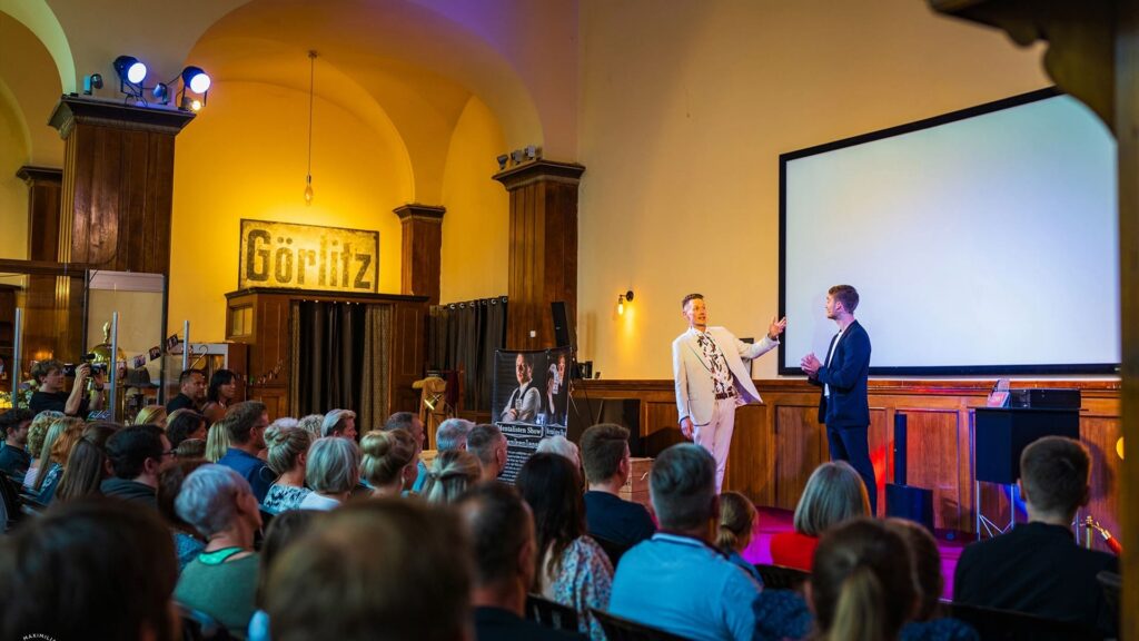Zauberkünstler und Mentalist begeistern Gäste auf einer Firmenfeier mit interaktiver Show und Gedankenlesen