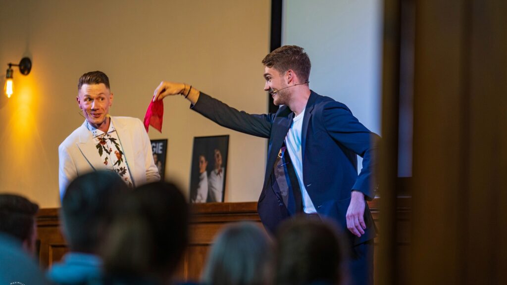 Vincent Frommer und Thomas Majka interagieren mit einem Zuschauer bei einer Mentalmagie Show