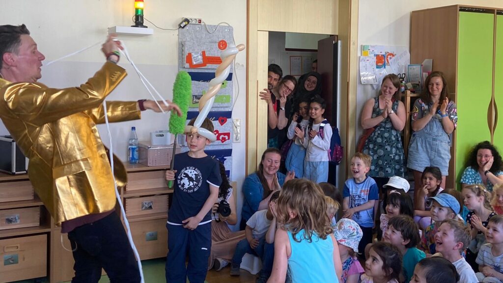 Kinderzauberer Leipzig Thomas begeistert Kinder und Eltern auf der Bühne mit interaktiver Zaubershow