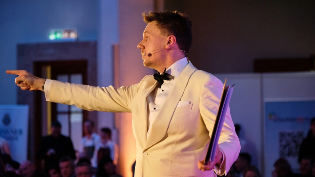 Mentalist Thomas Majka bei Bühnen-Show mit Gedankenexperiment in Leipzig