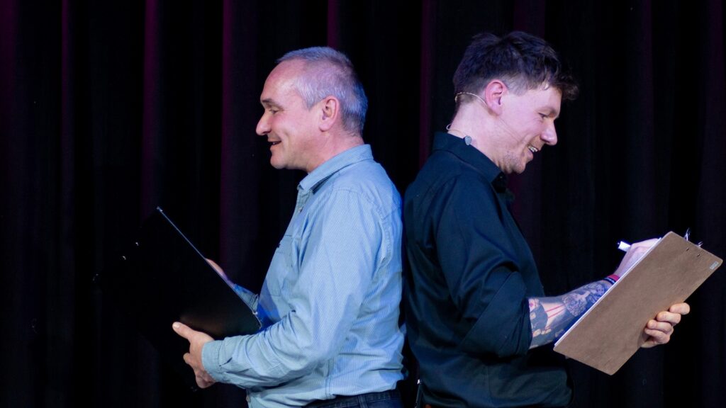 Mentalist Thomas Majka interagiert mit Gästen bei Event in Leipzig