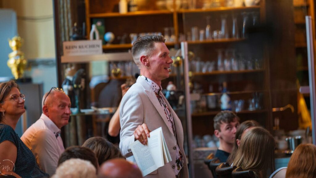 Mentalist Thomas Majka liest Gedanken im Publikum bei Event in Leipzig