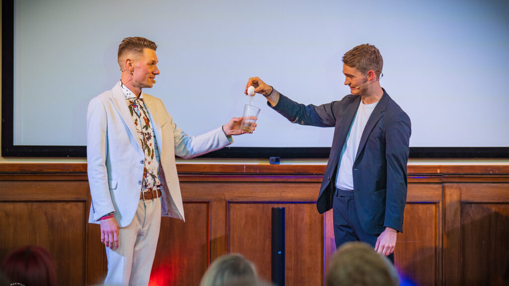 Zauberer Thomas Majka und Vincent Frommer auf der Bühne bei gemeinsamer Show
