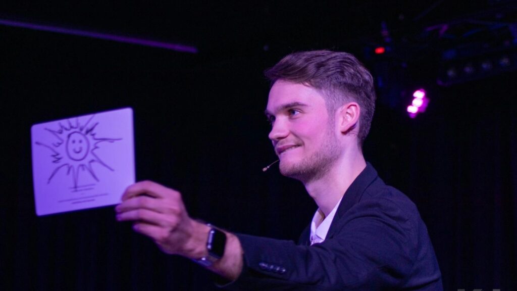 Zauberer Vincent Frommer bei interaktiver Bühnenshow in Berlin