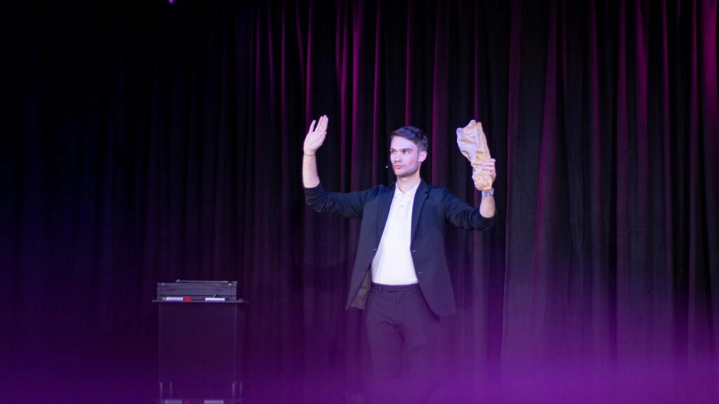 Zauberer Vincent Frommer bei Bühnenshow vor Publikum in Berlin