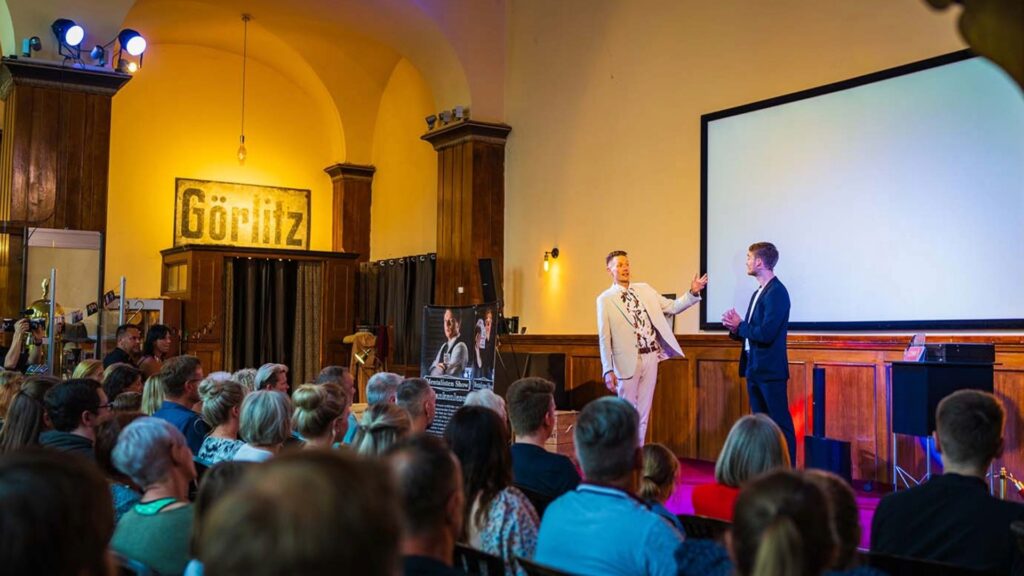Zaubershow Gala Thomas Majka und Vincent Frommer auf Bühne vor Publikum bei interaktiver Zaubershow mit Mentalmagie