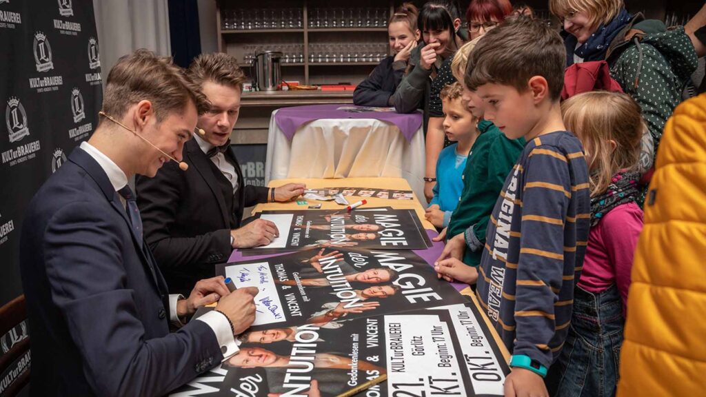 Zauberer Thomas Majka und Vincent Frommer bei interaktiver Zaubershow mit Publikum