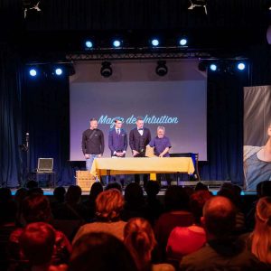 Übersicht über die Bühne mit Publikum