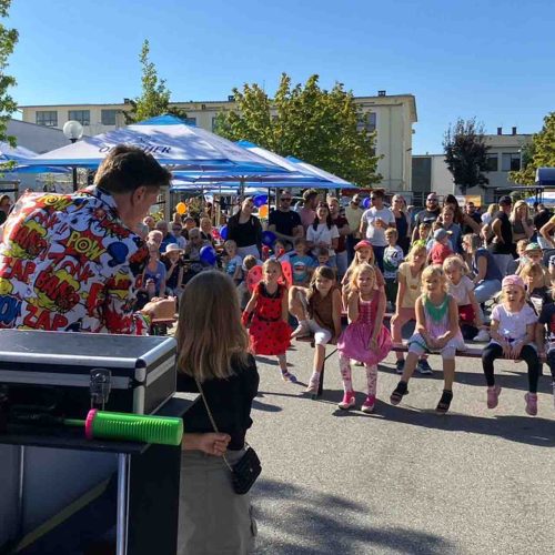 Thomas Majka auf der Bühne bei einer Kindershow mit vielen Kindern im Hintergrund